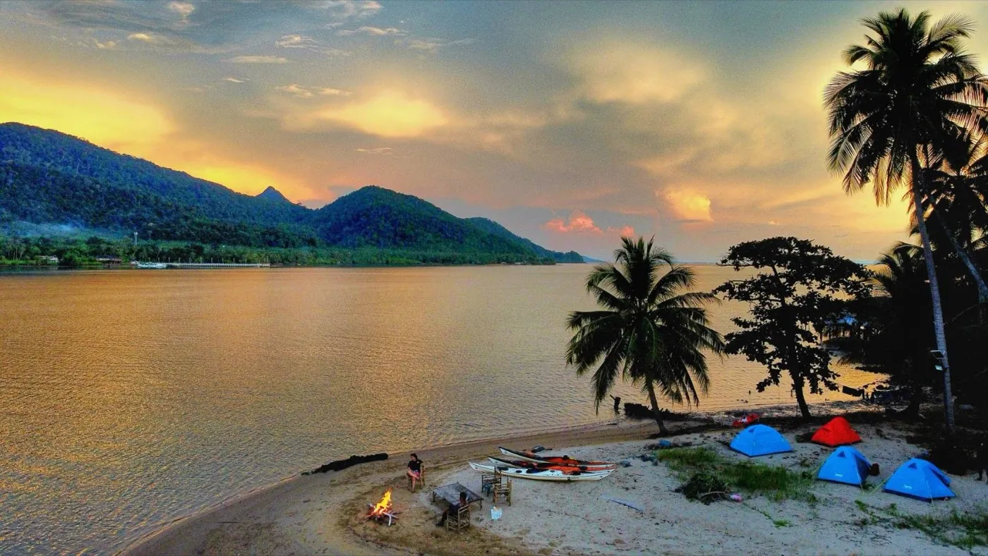 sea-kayaking-koh-chang-beach-camp-sunset