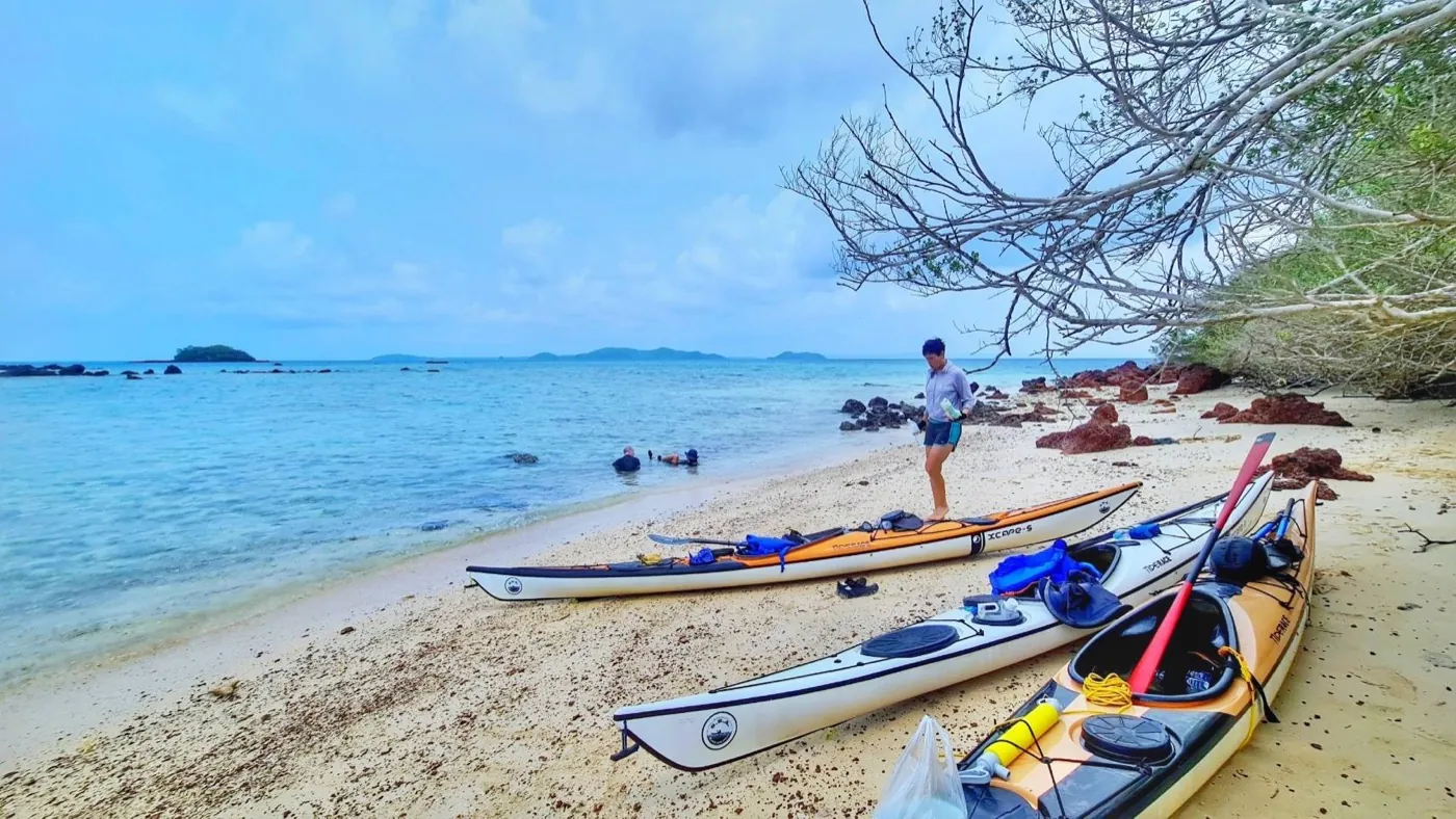 sea-kayaking-koh-chang-expedition-kayaks-beach