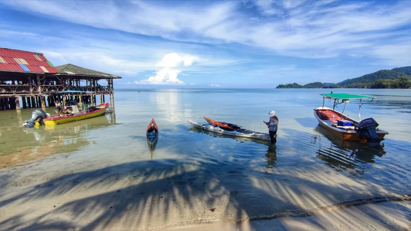 sea-kayaking-koh-chang-fishing-village