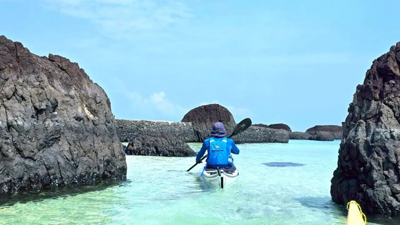 sea-kayaking-koh-chang-granite-rocks-bay