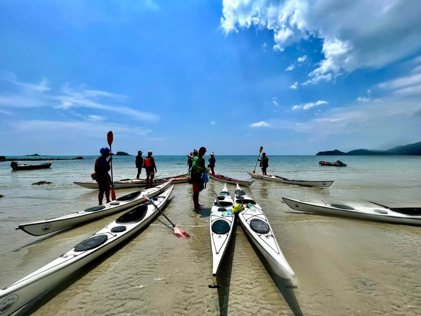 sea-kayaking-koh-chang-group-beach-launch