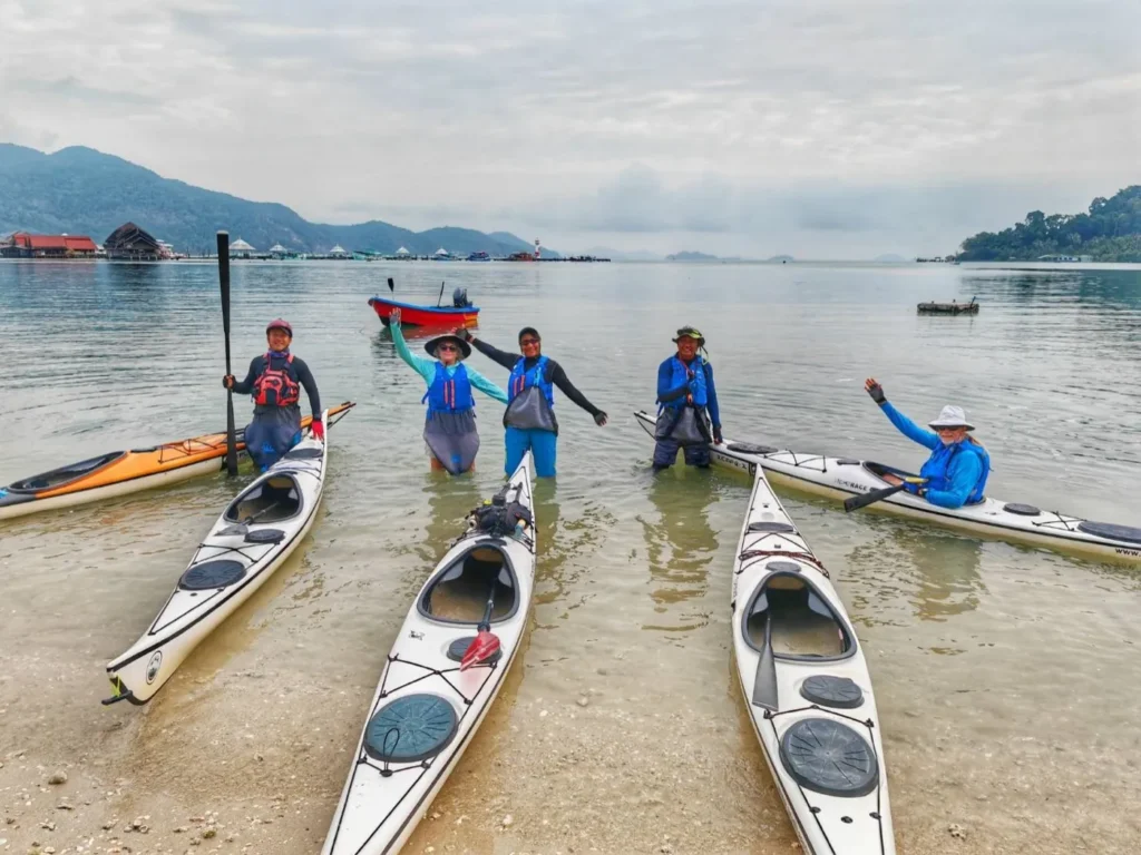 sea-kayaking-koh-chang-happy-group-shallows