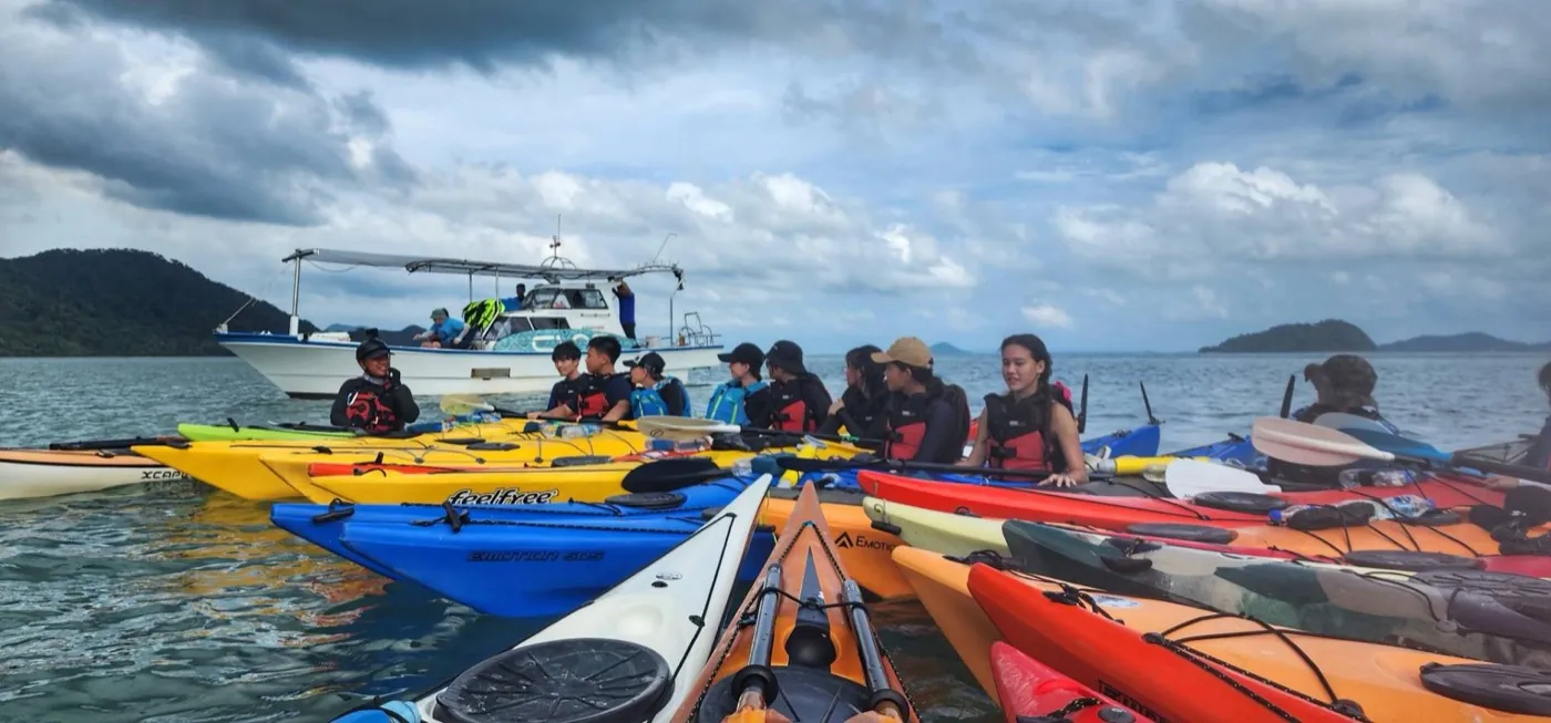 sea-kayaking-koh-chang-large-group-support-boat