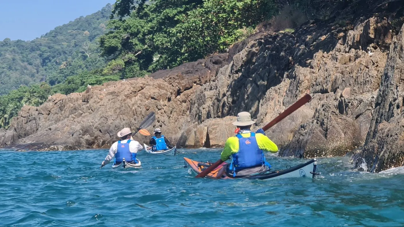 sea-kayaking-koh-chang-rocky-coastline